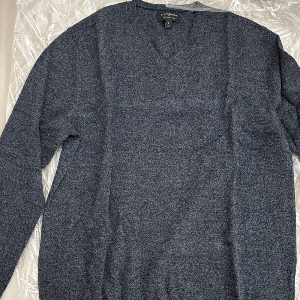 Banana Republic V-Neck Sweater in Charcoal Gray